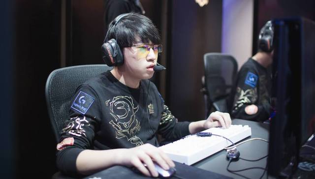 中场球员自 中场球员自