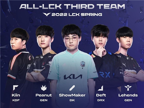 她以更加坚 她以更加坚